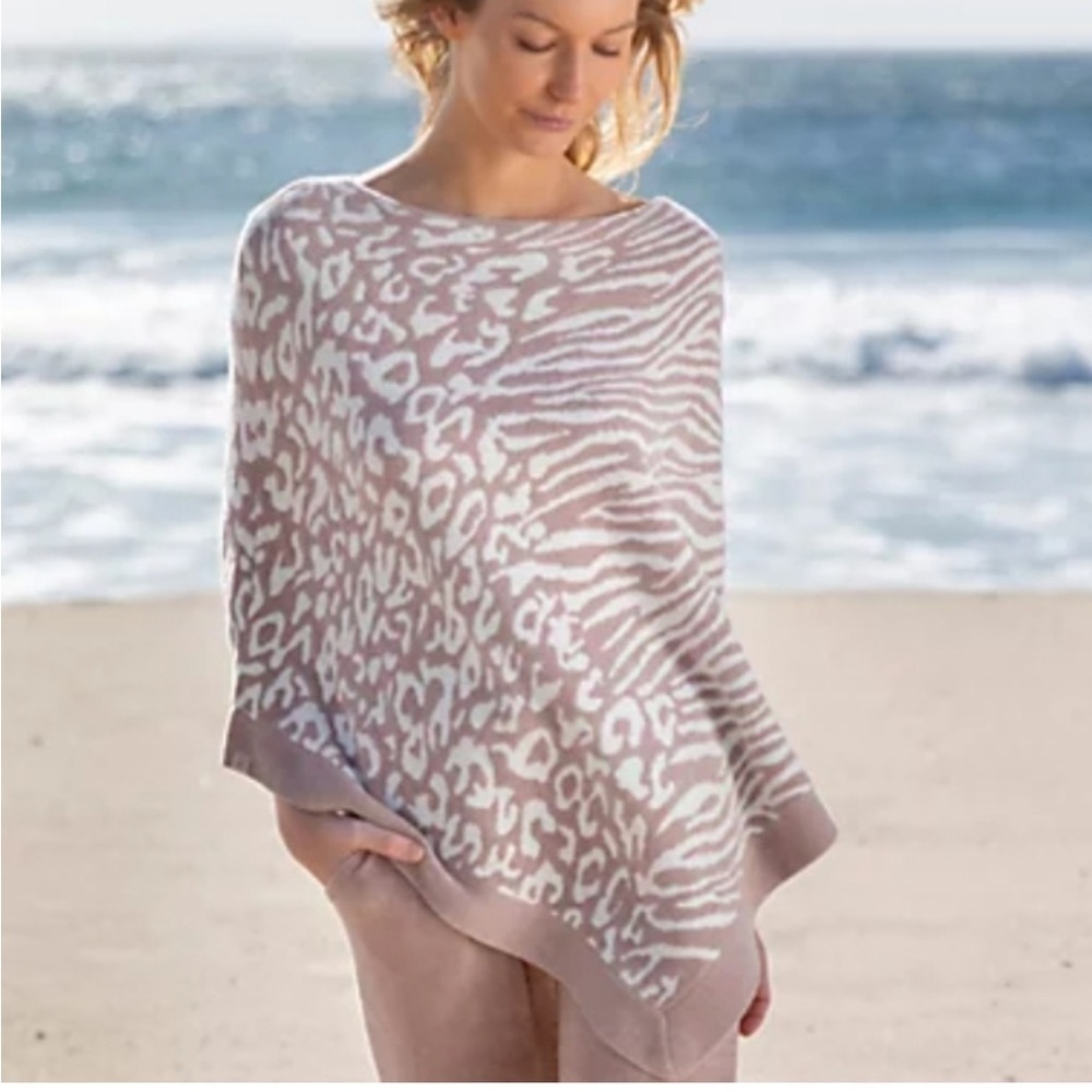 BAREFOOT DREAMS Women Cozychic Ultra Lite Ocean Breeze Poncho Faded Rose Animal